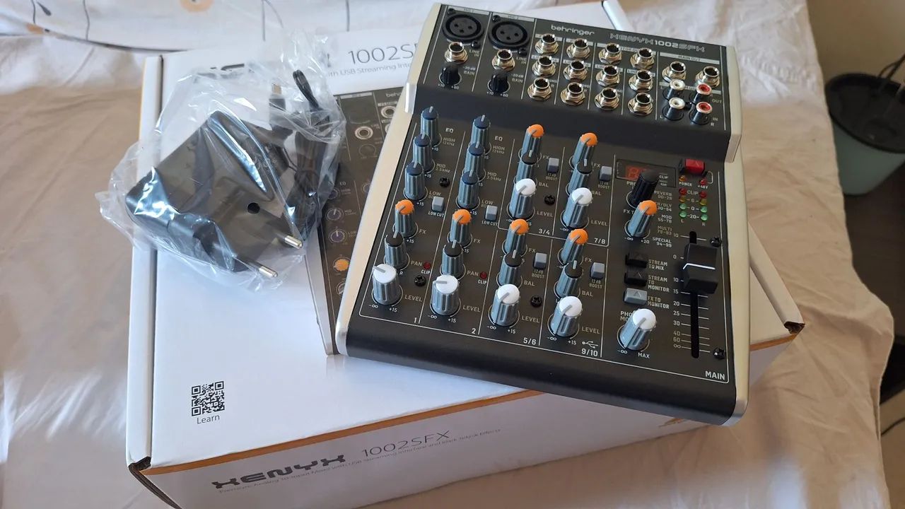 Mesa de som Behringer Xenyx 1002 SFX USB nova na caixa  - Foto 2