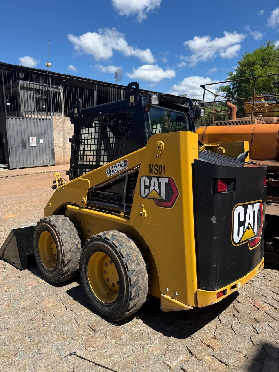 Mini carregadeira caterpillar 226b ano 2023 - Foto 4