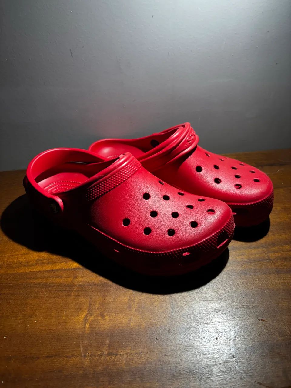Crocs vermelho tamanho 39/40 - Foto 2