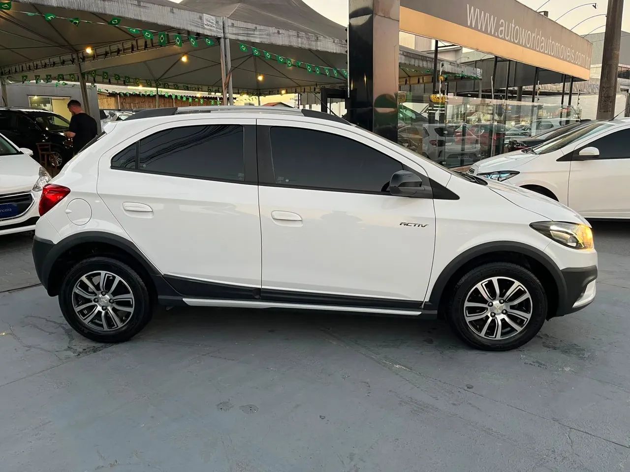 Chevrolet Onix Activ 1.4 8V Flex Aut. 4P 2017 - Foto 3