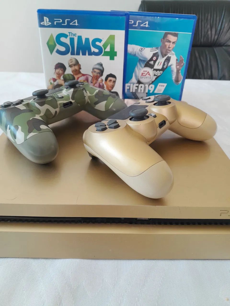 Play 4 com 2 Controlos- 02 Jogos Original Linha Especial Golden- Edição limitada - Foto 2