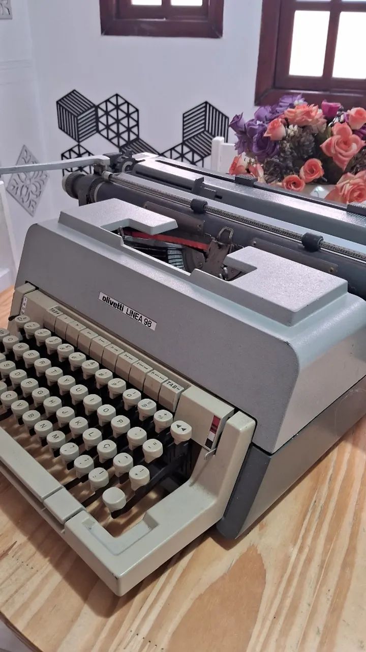 Máquina de escrever Olivetti Linea 98