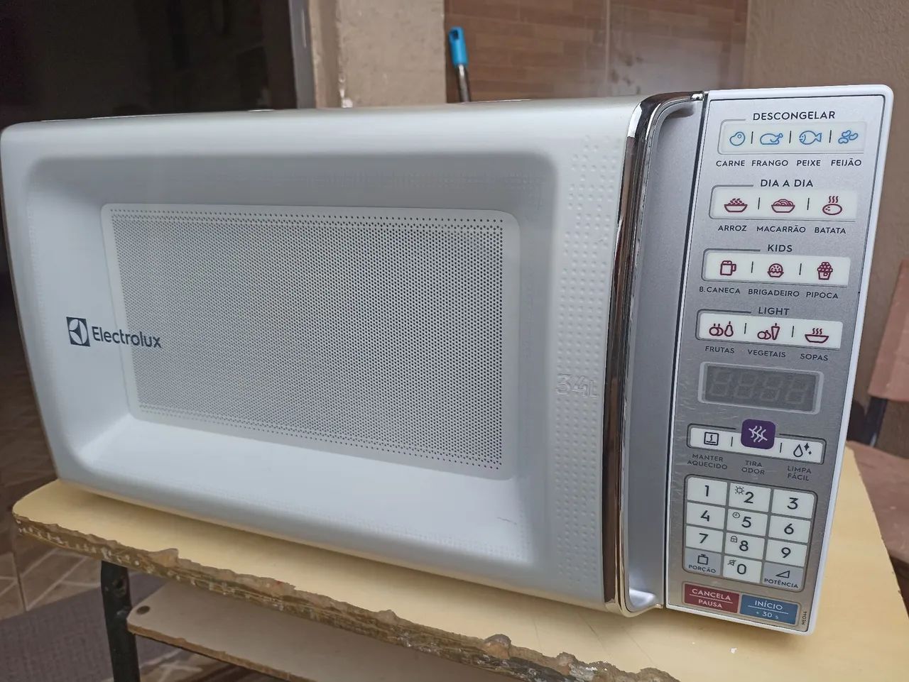 Microondas Eletrolux de 34 litros. - Foto 2