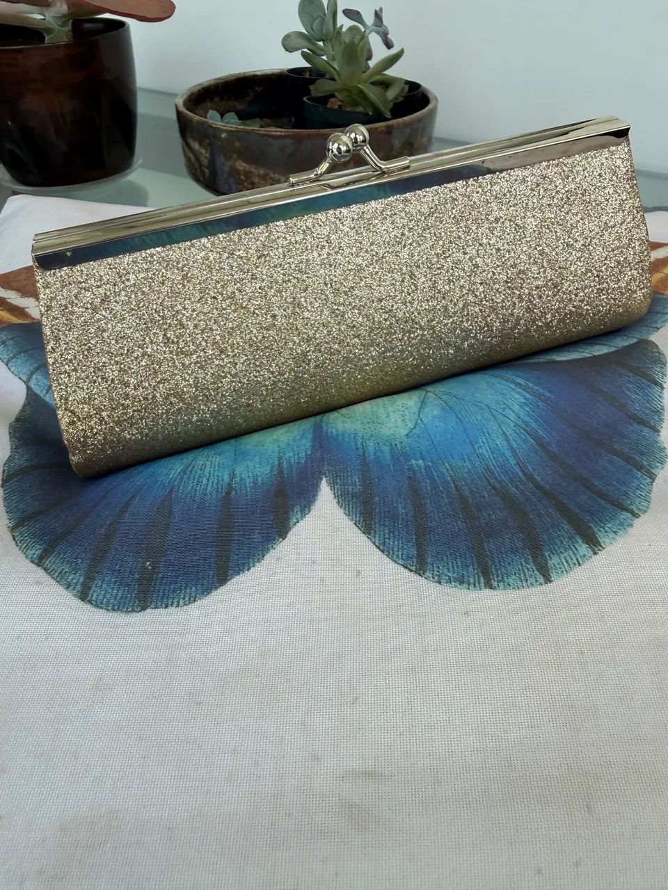 Bolsa clutch dourada de mão 
