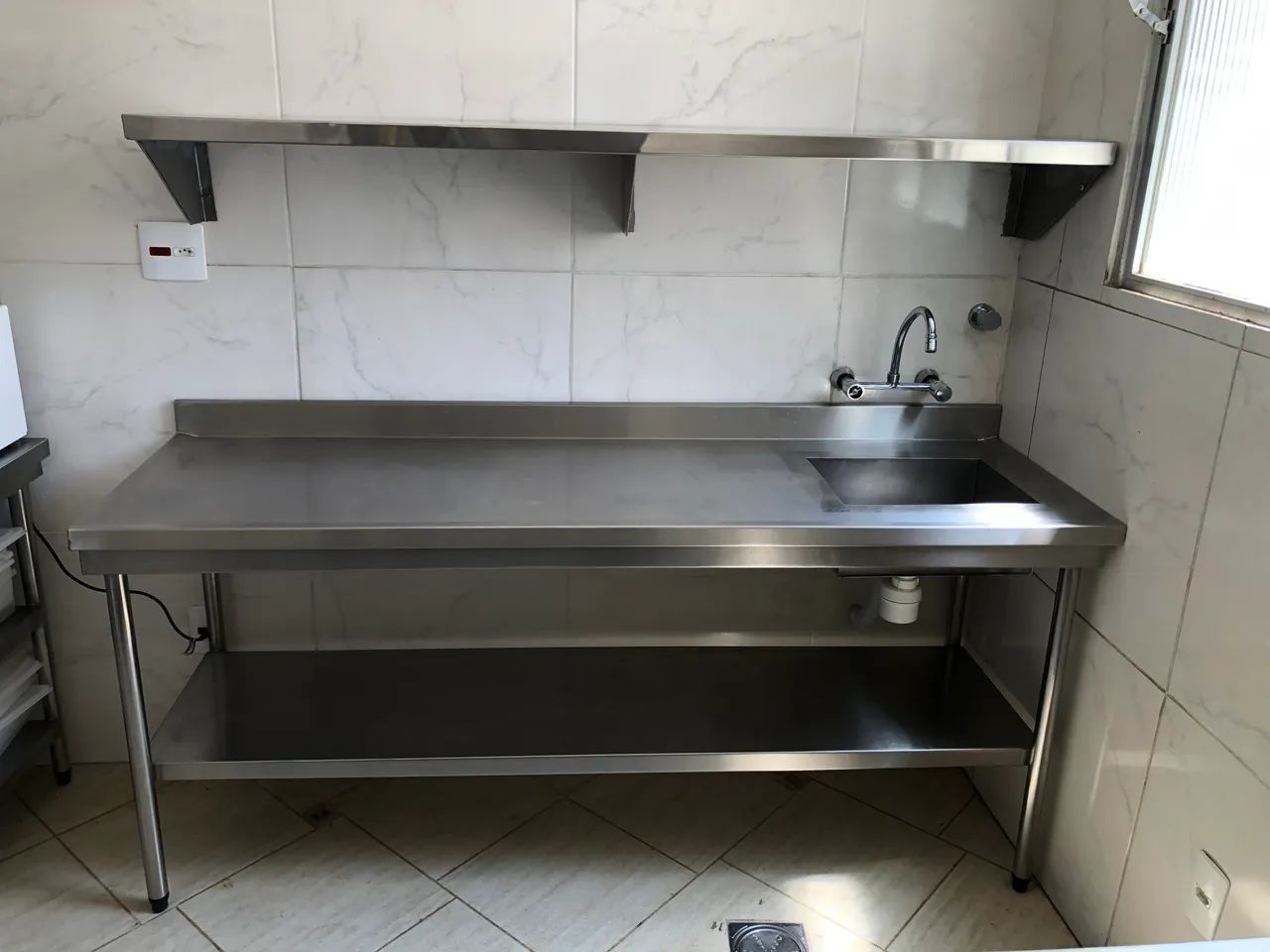 Banca de inox com pia e prateleira 