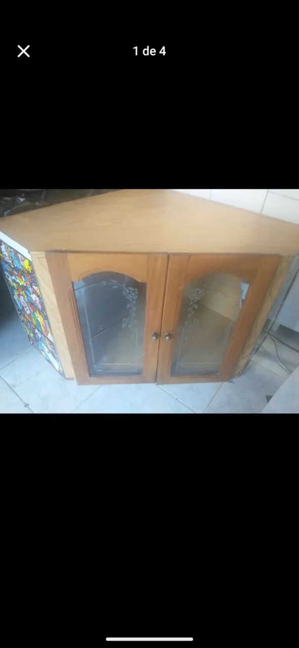 Armário com porta de vidro 