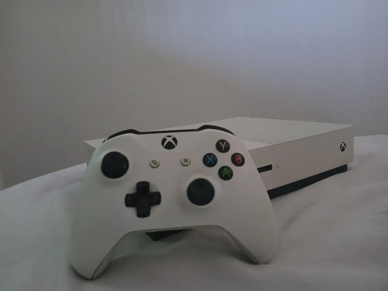Xbox One S 1TB - Completo e em ótimo estado. - Foto 3