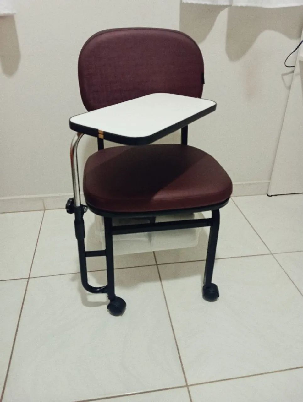 Cadeira de manicure com rodinhas  - Foto 2