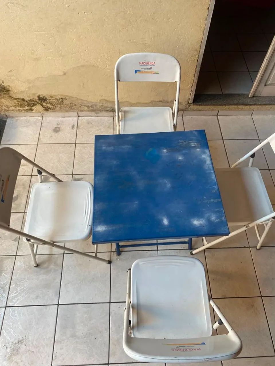 Mesa com quatro cadeiras