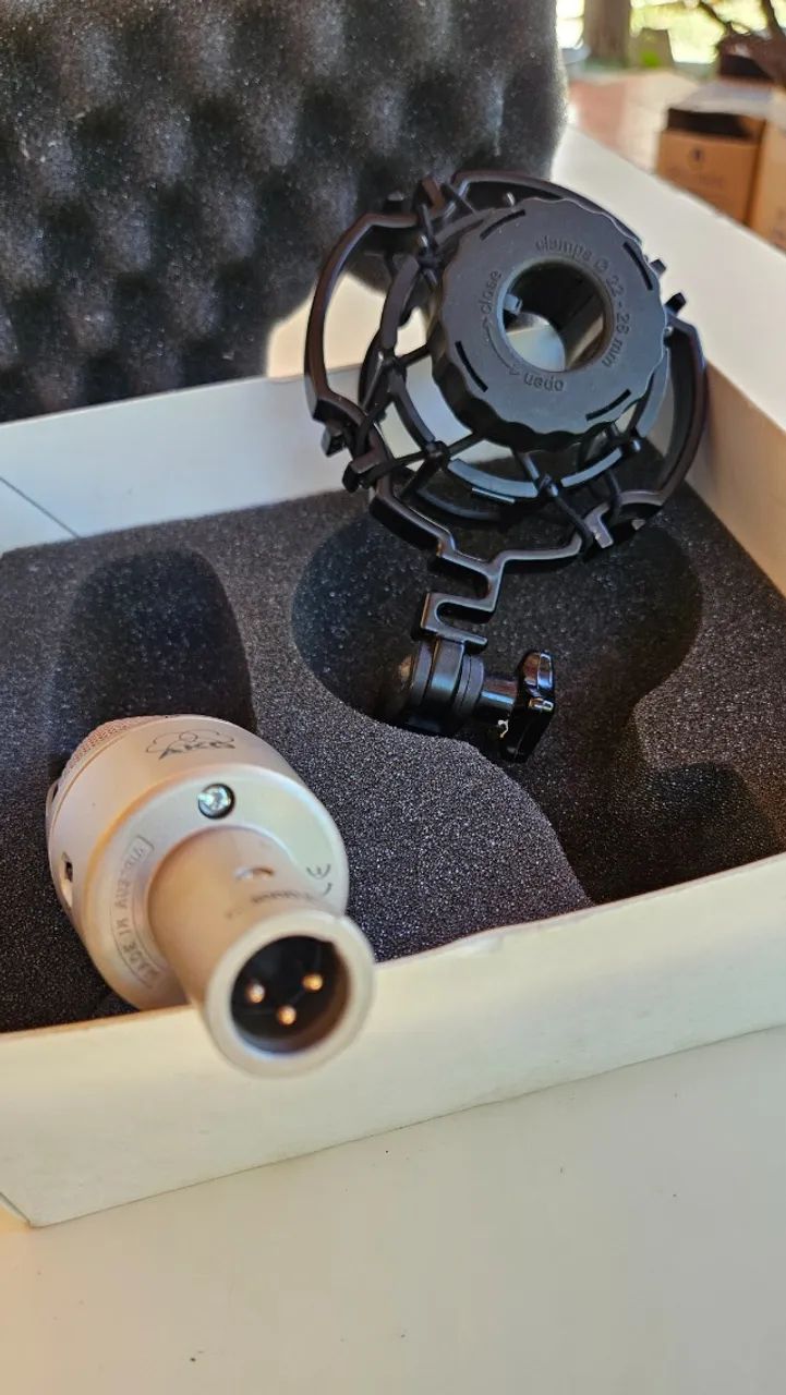 Microfone condensador AKG C3000B 