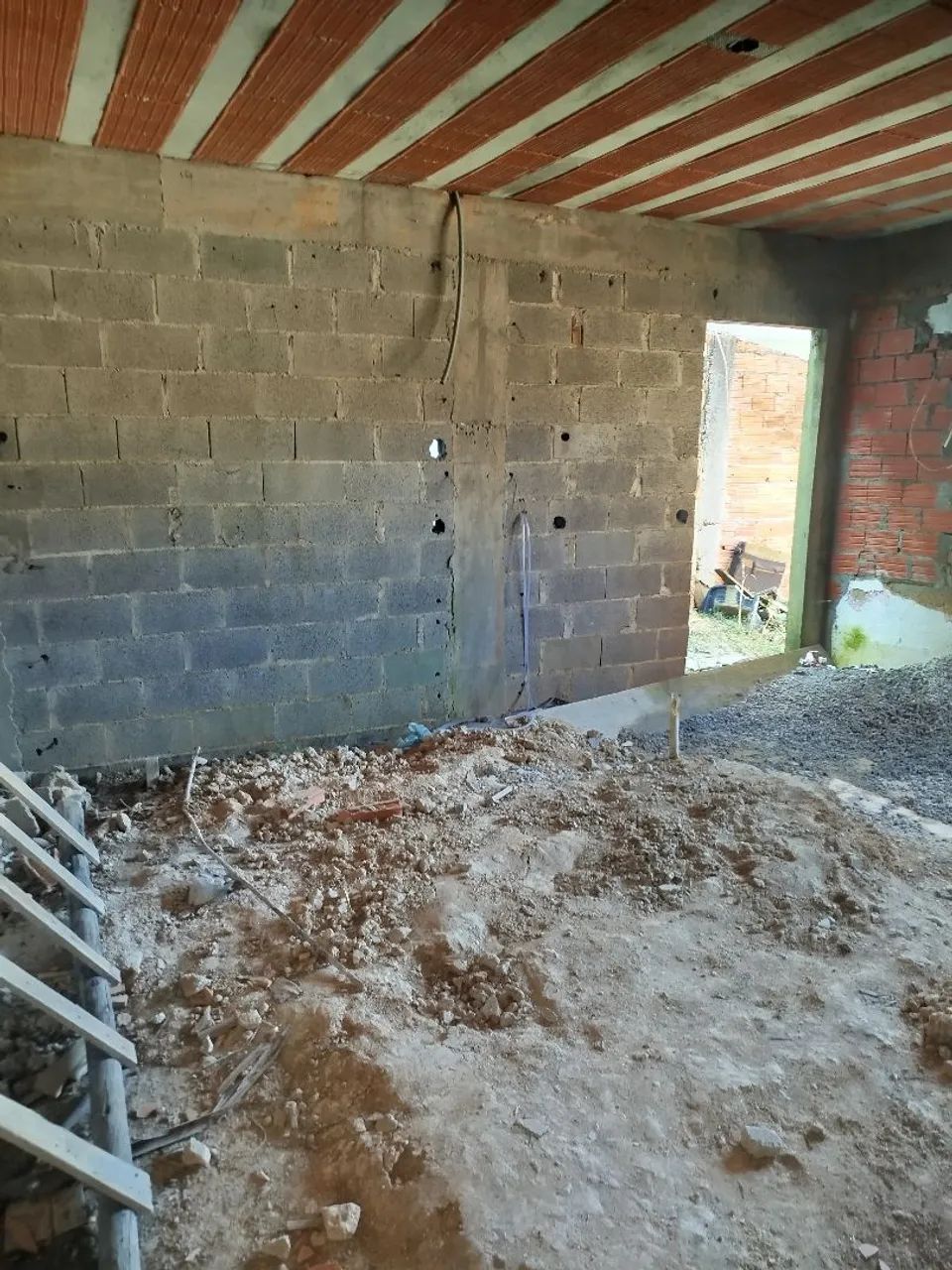 Terreno de meio lote,com casa iniciada e batida laje,dois cômodos e lavabo - Foto 3