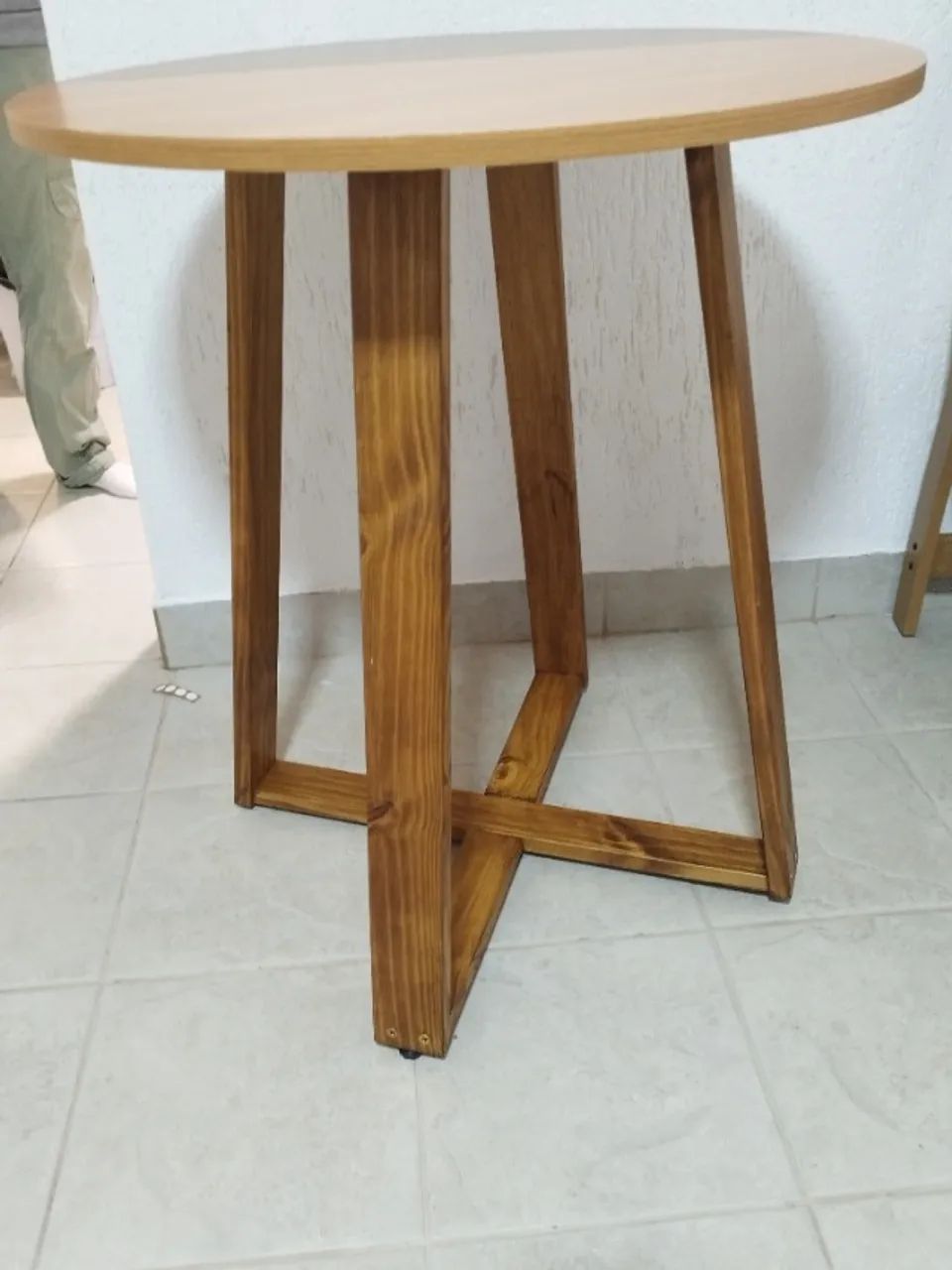 Mesa com base de madeira. 