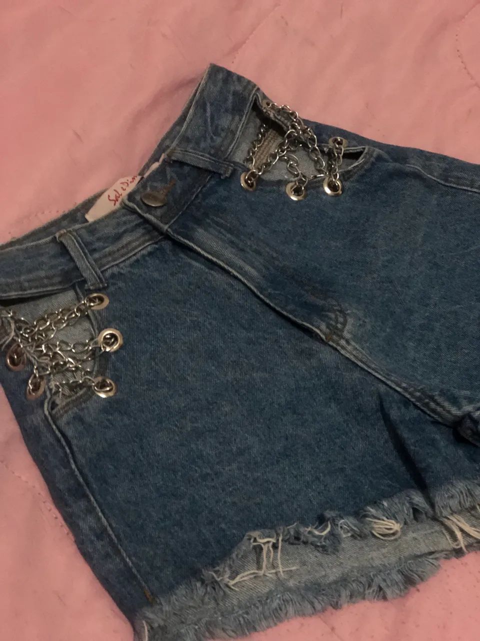 short jeans com corrente y2k sal e pimenta - Foto 3