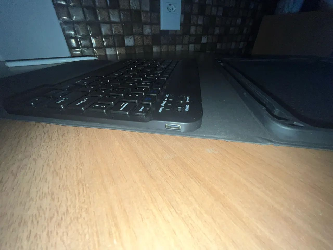 CAPA COM TECLADO BLUETOOTH + CANETA  - Foto 4