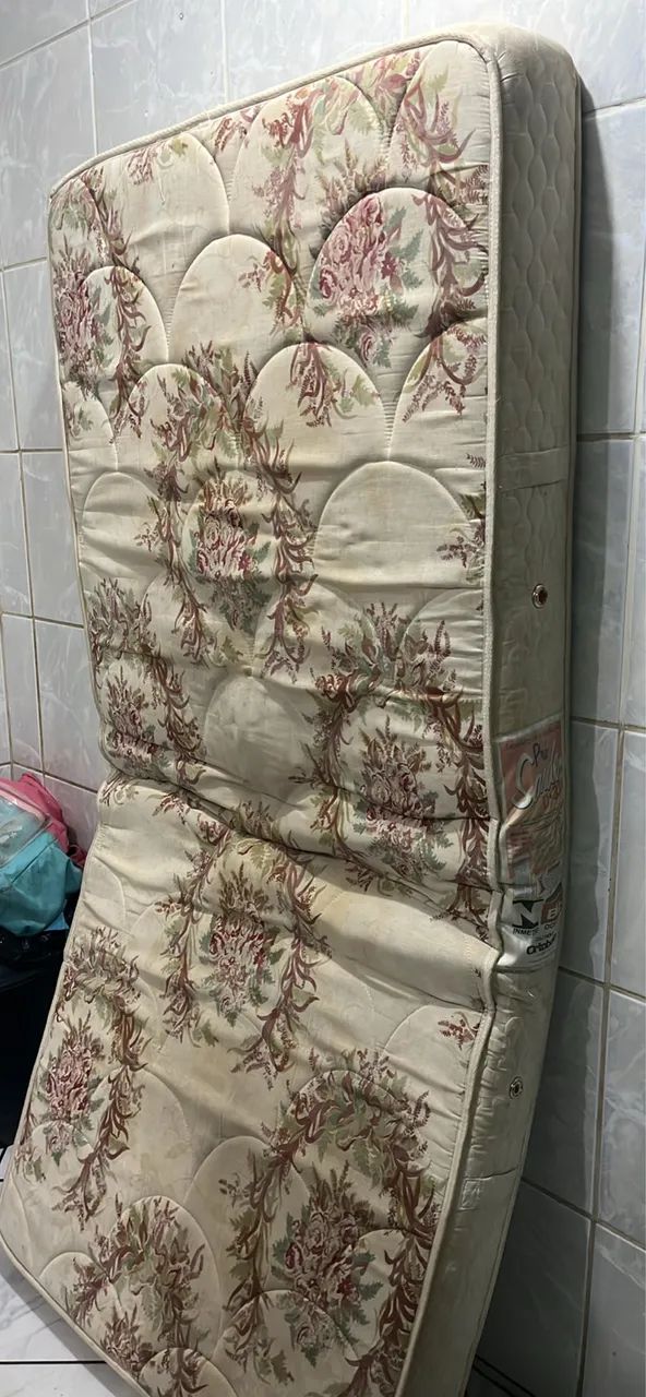 Vendo colchão solteiro 