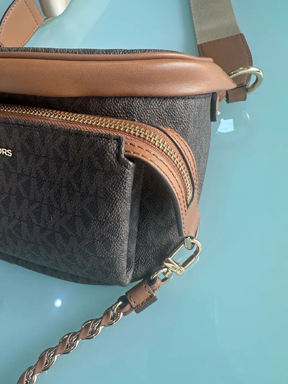 Esta é uma bolsa Michael Kors Slater Medium Sling Pack em marrom  ( ORIGINAL ) - Foto 3