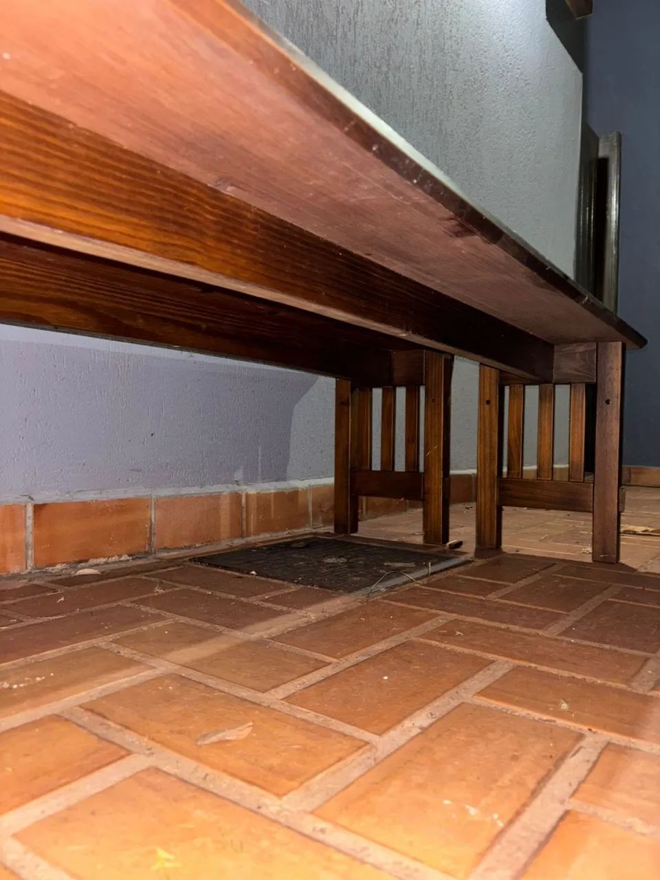 Mesa de madeira maciça 6 lugares com bancos - Foto 4