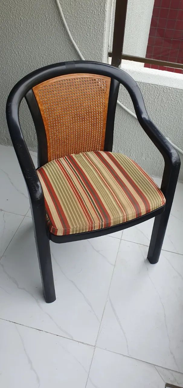 Lote com 8 Cadeiras com Braços - Foto 4
