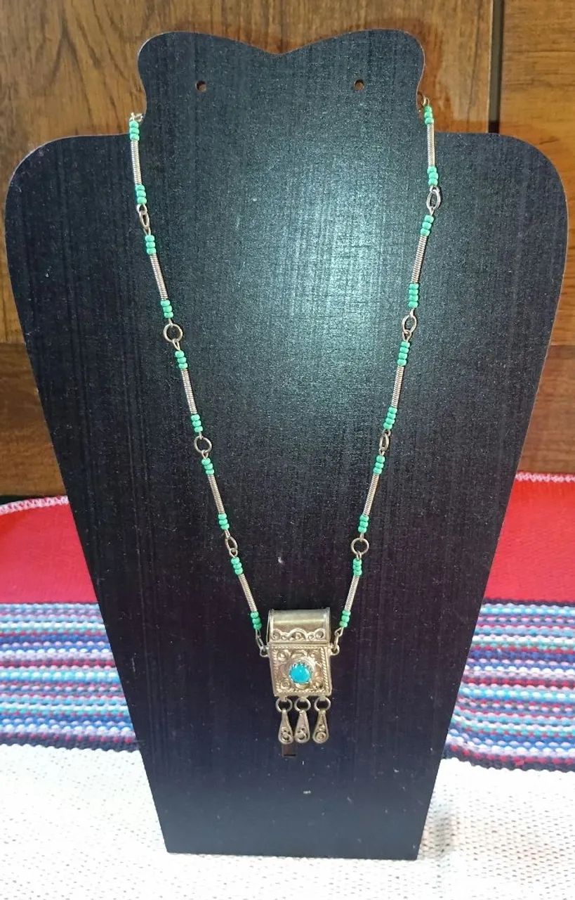 Colar artesanal de metal com pingente cor estilo berbere 