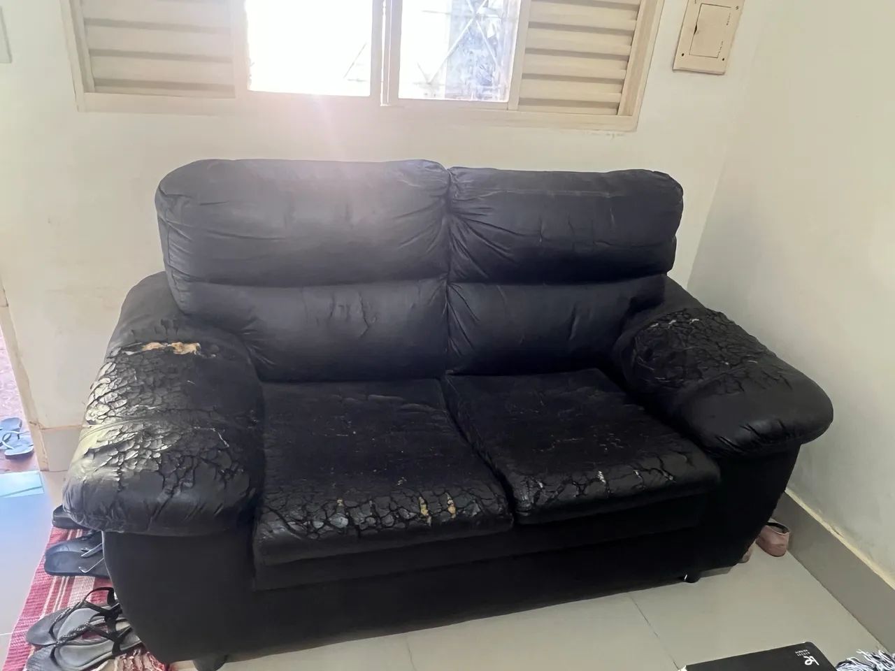 Sofá de couro 2 e 3 lugares preto usado  - Foto 3