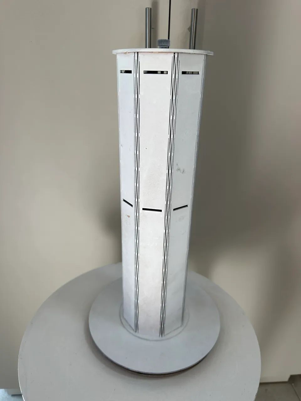 torre expositora giratória vertical canaletada