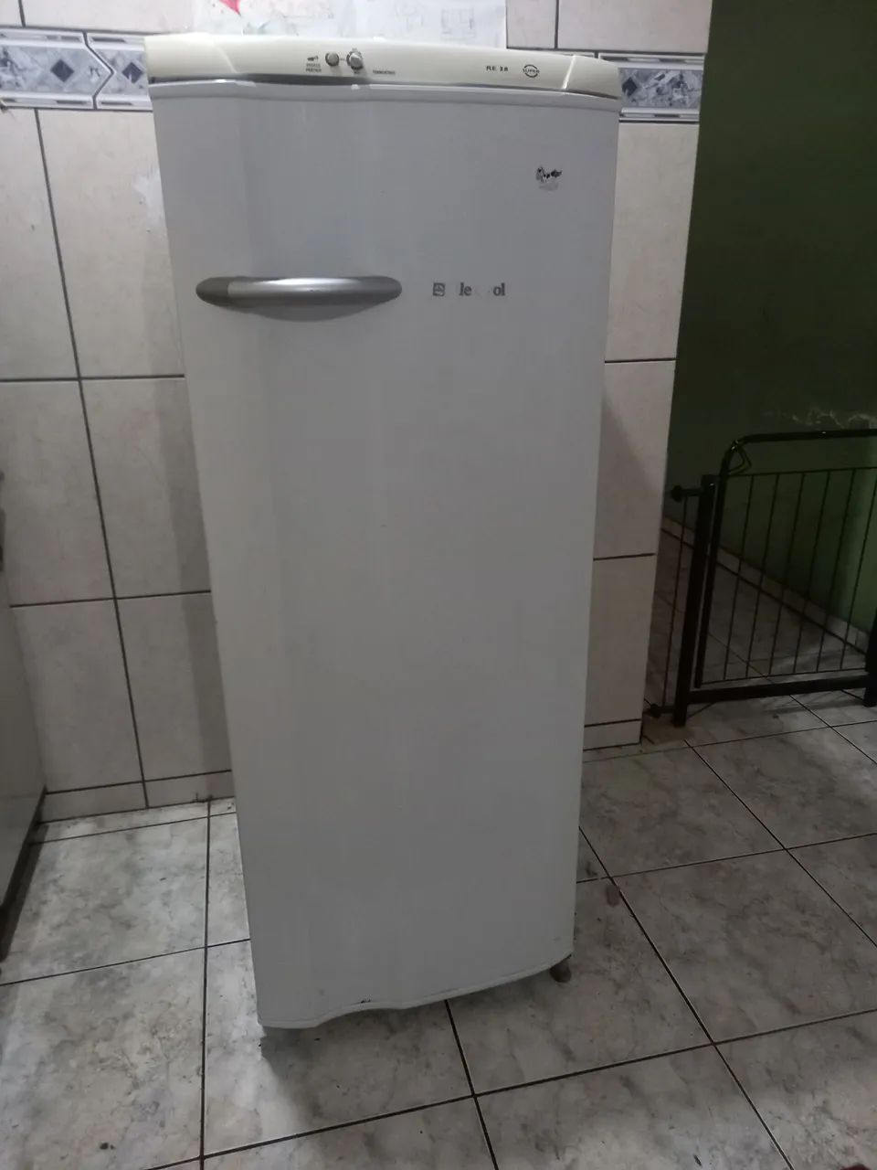 Geladeira Electrolux compacta 