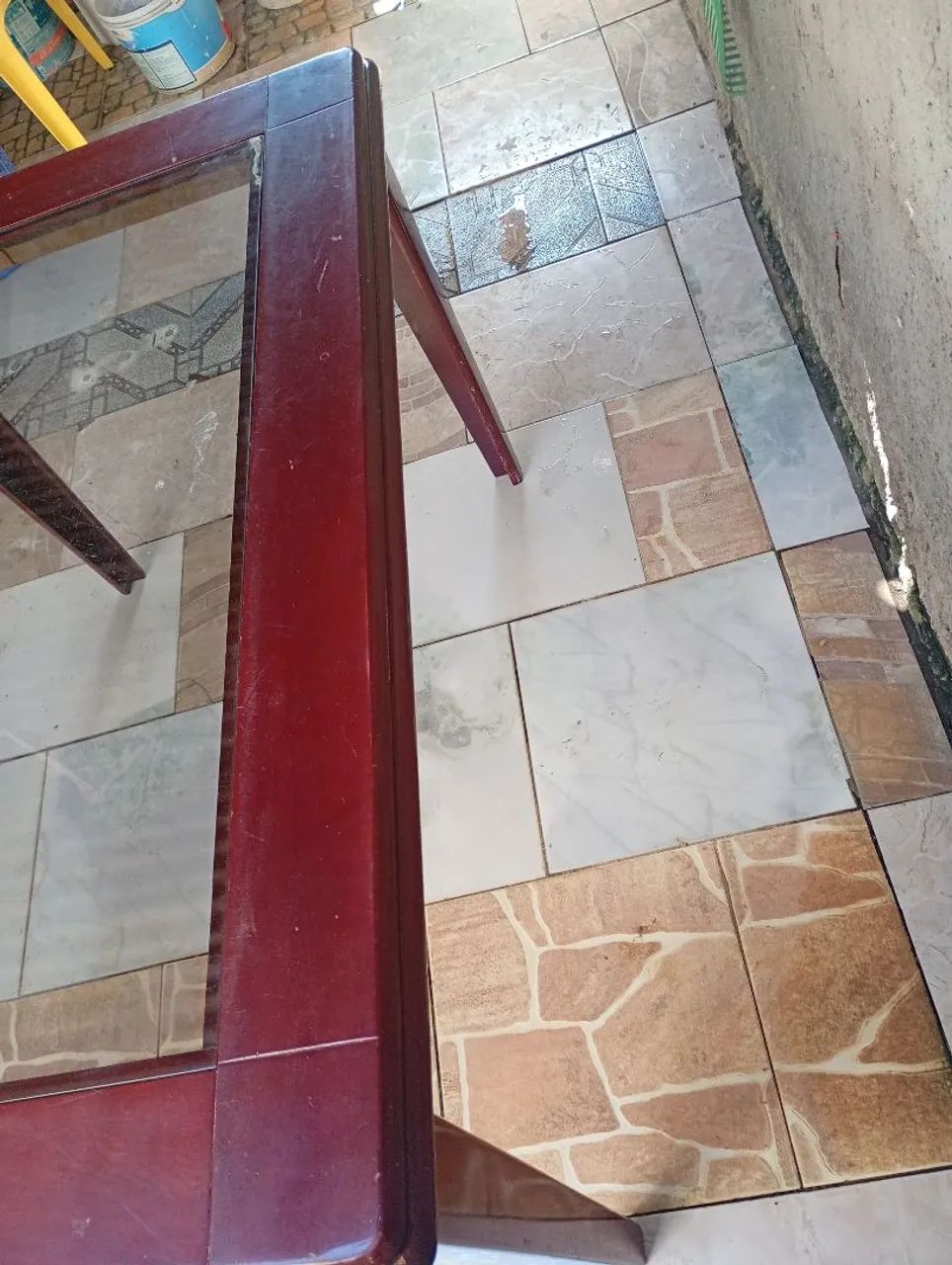 Vendo mesa com vidro quebrado na ponta,  - Foto 2