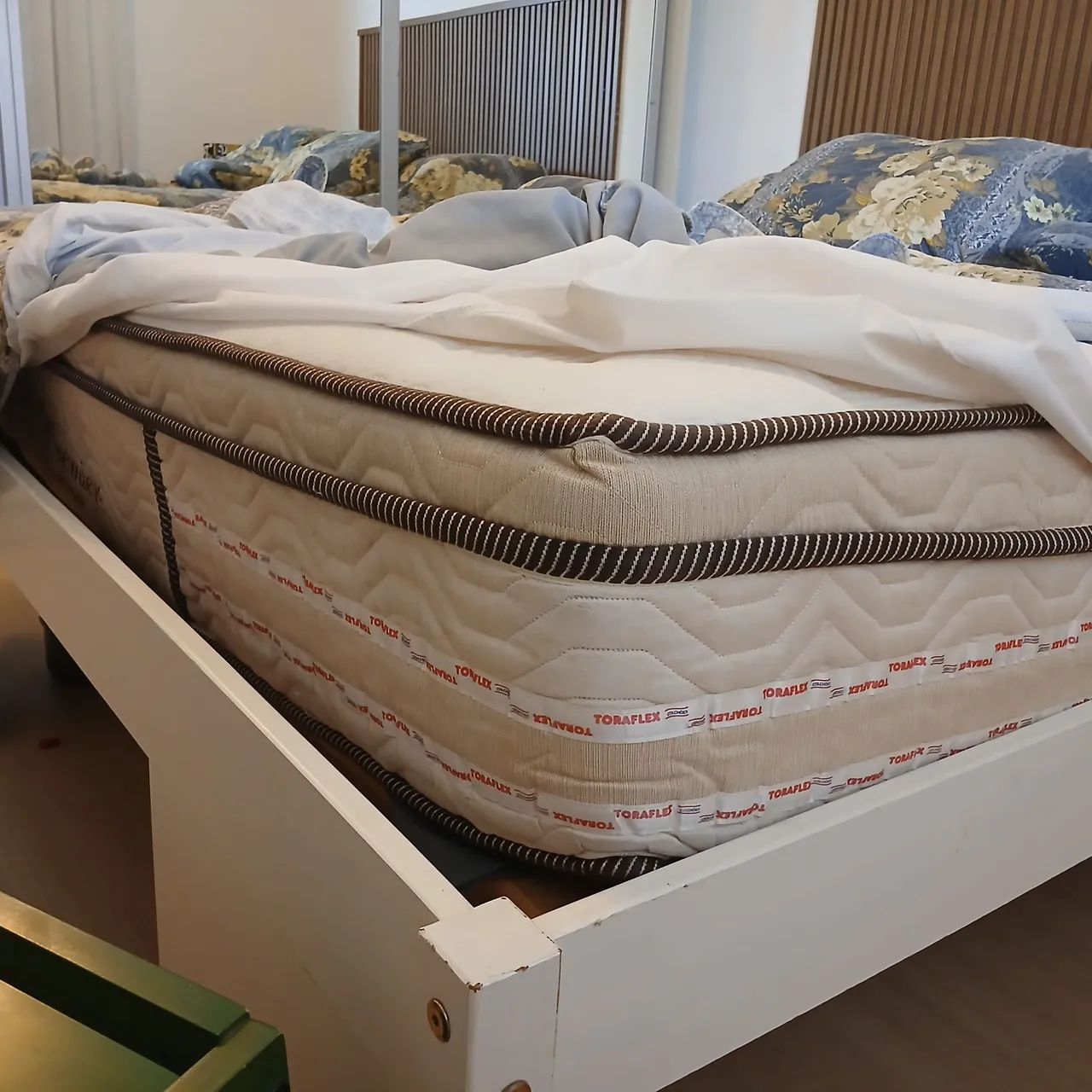 Cama de casal Queen + colchão64962184616450121