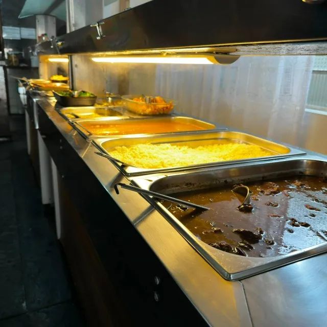Buffet Self-Service Quente e Refrigerado com 20 Cubas
