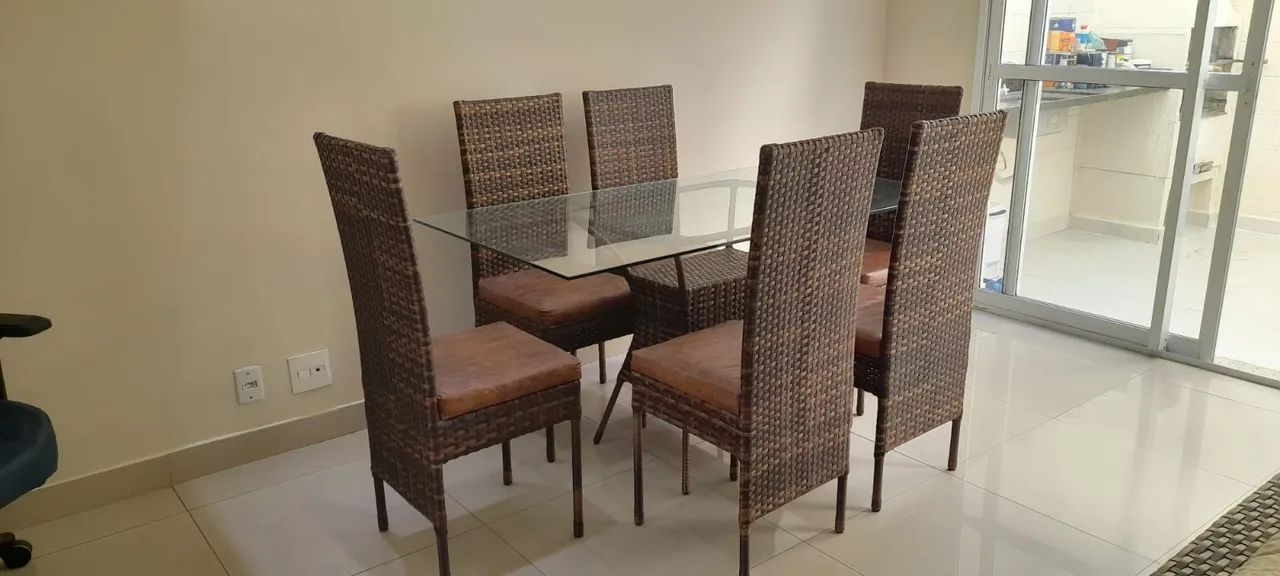 MESA DE VIDRO DE FIBRA SINTÉTICA COM 6 CADEIRAS