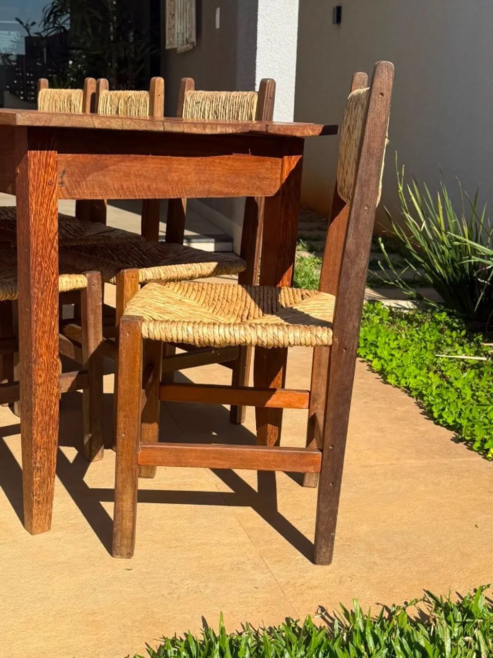 Conjunto de mesa de madeira maciça com cadeiras em palha - Foto 3