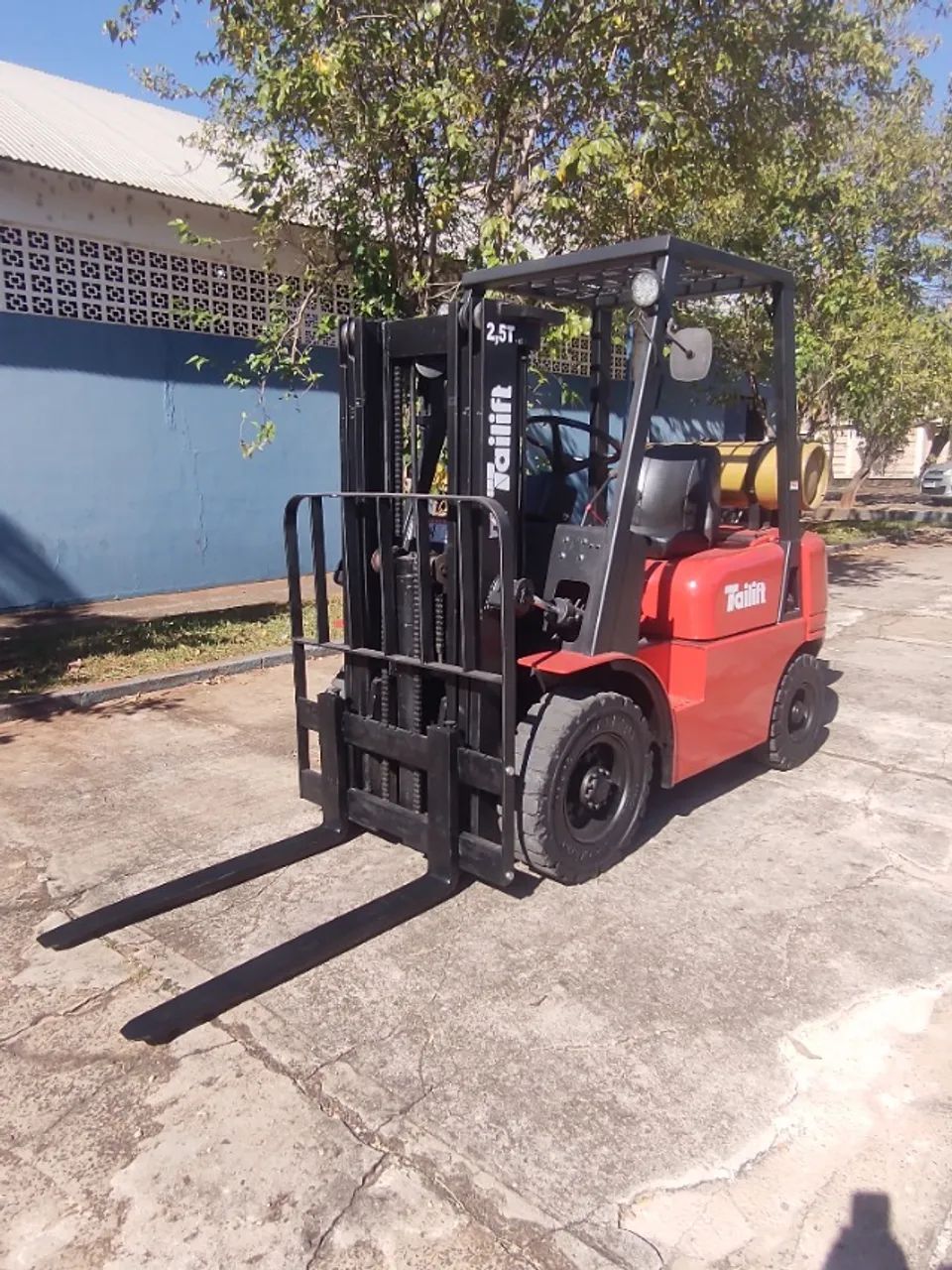 Empilhadeira Tailift 2,5T * Motor Nissan * Torre triplex  - Foto 5