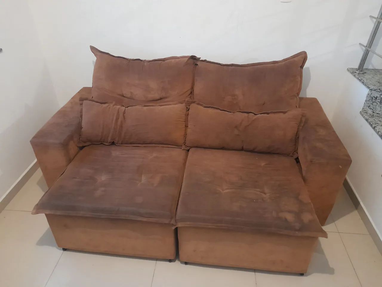 Sofá 3 lugares retrátil e estante