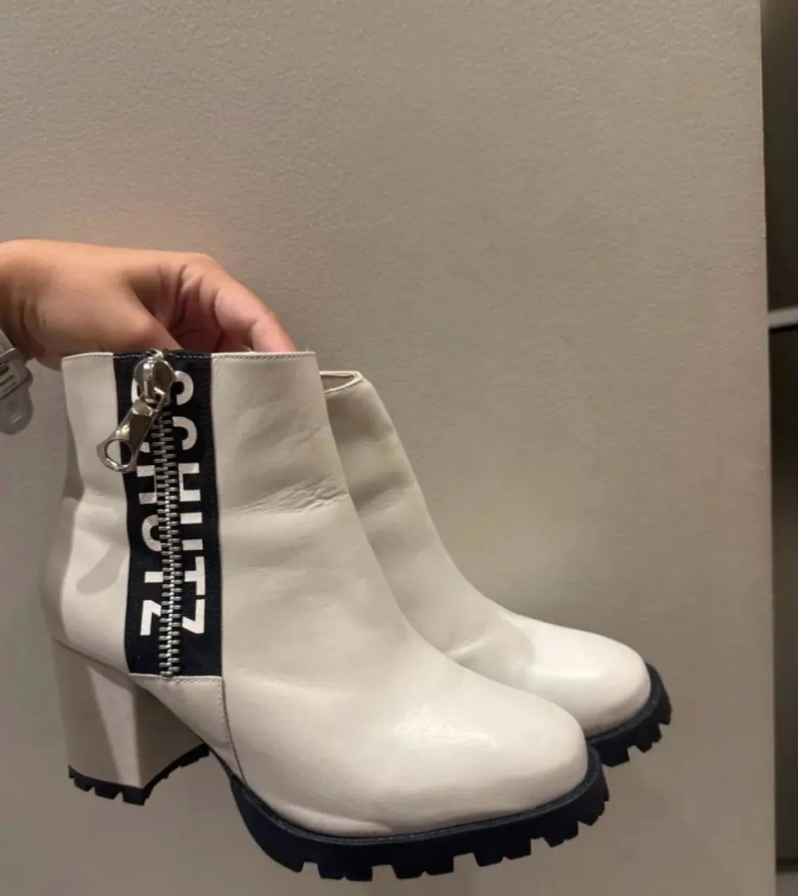Bota Schutz branca com salto  - Foto 3