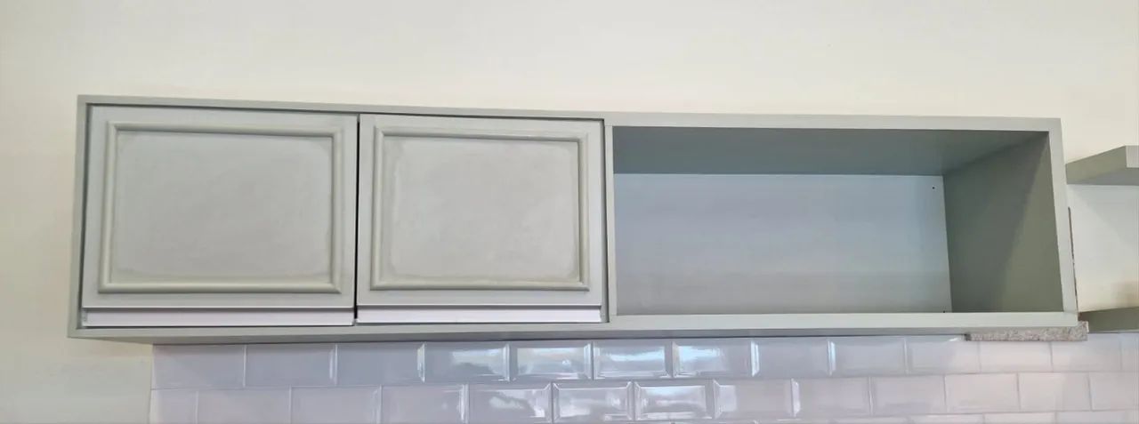 Armário suspenso em MDF verde 