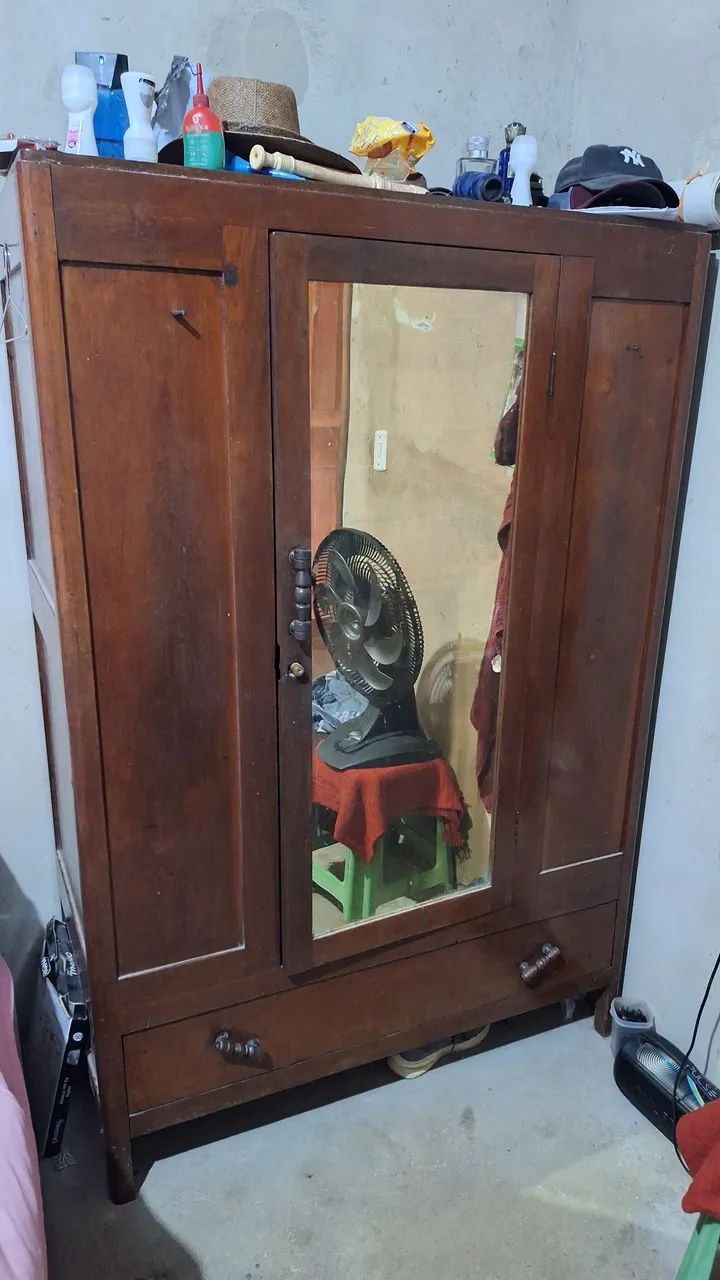 Vende-se guarda roupa madeira cedro