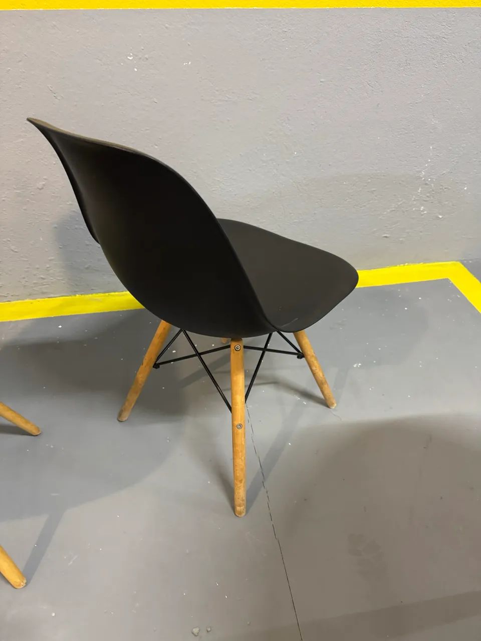 Conjunto Mesa Redonda Estilo Retrô + 4 Cadeiras Eames Pretas  (Design Moderno) - Foto 5