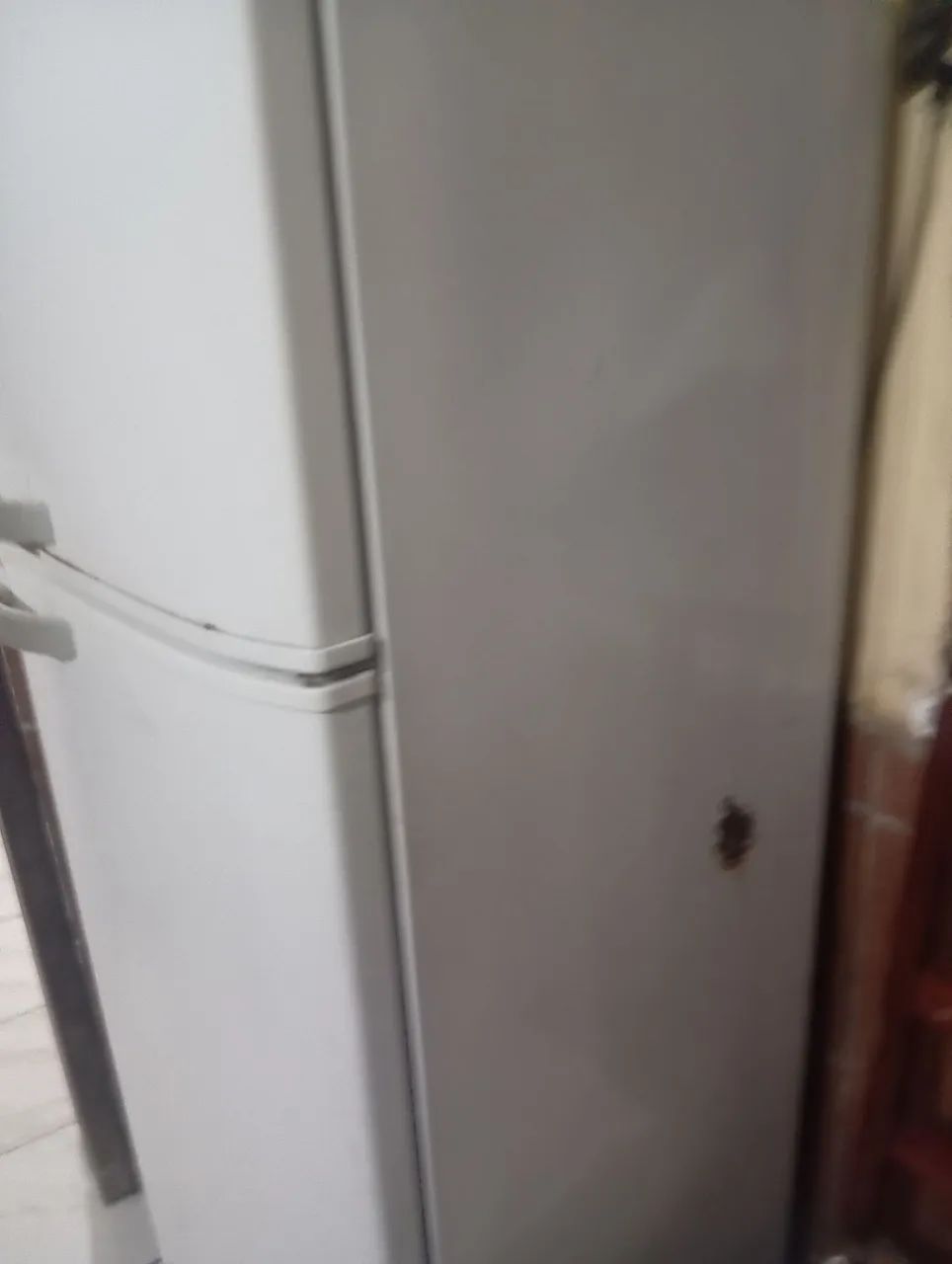 Geladeira Eletrolux com avaria 
