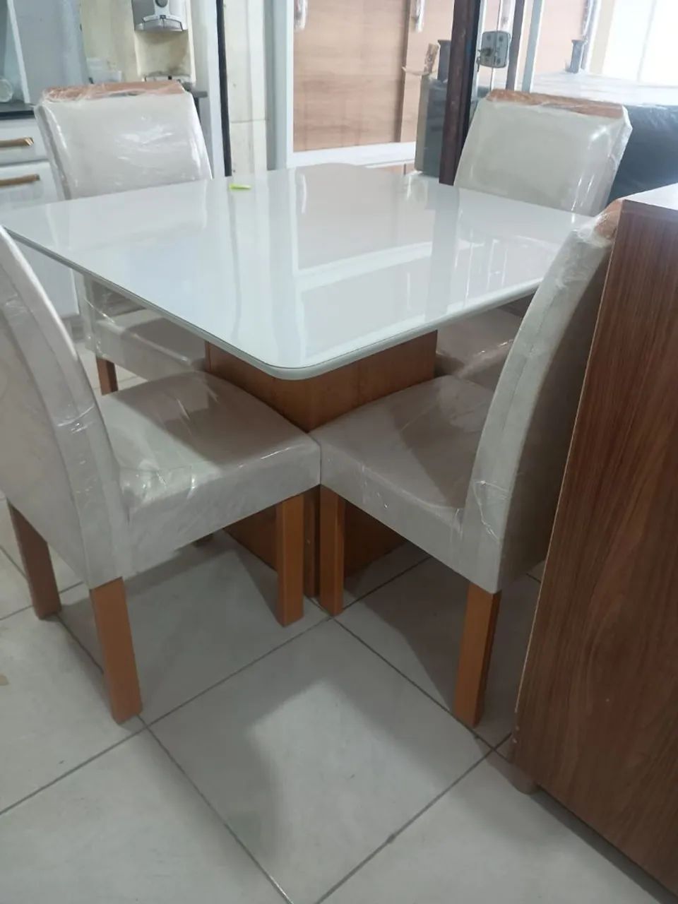 Mesa quadrada 1x1 laqueada c/ 4 cadeiras acolchoadas