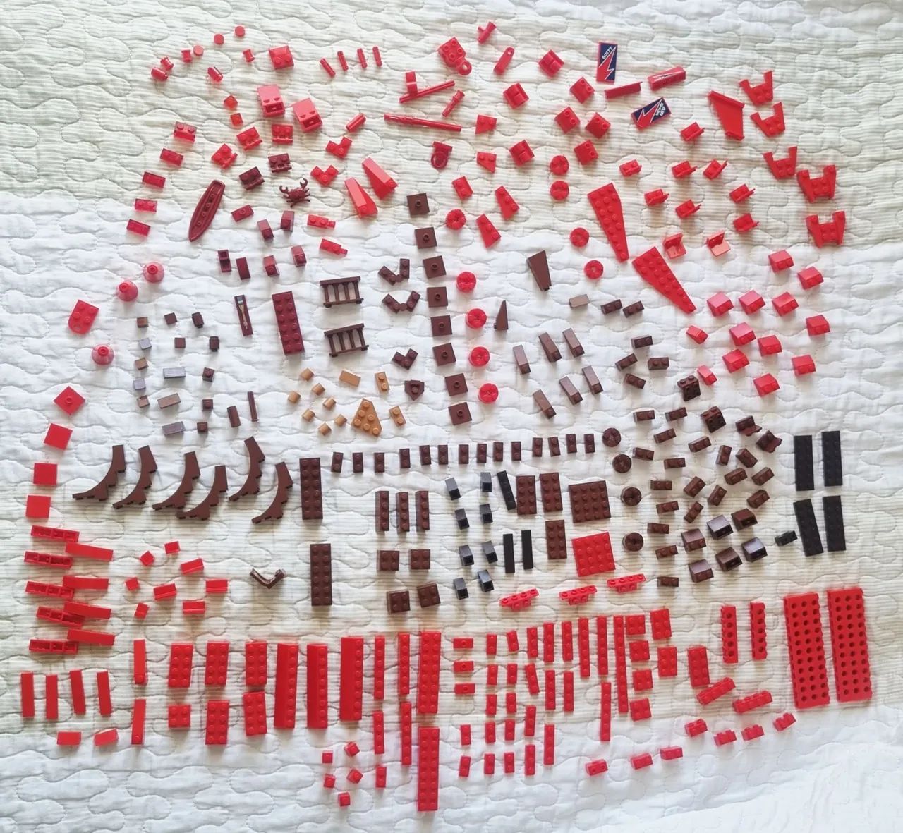 350 peças de LEGO - Tons vermelho e marrom. Diversos formatos. - Foto 2