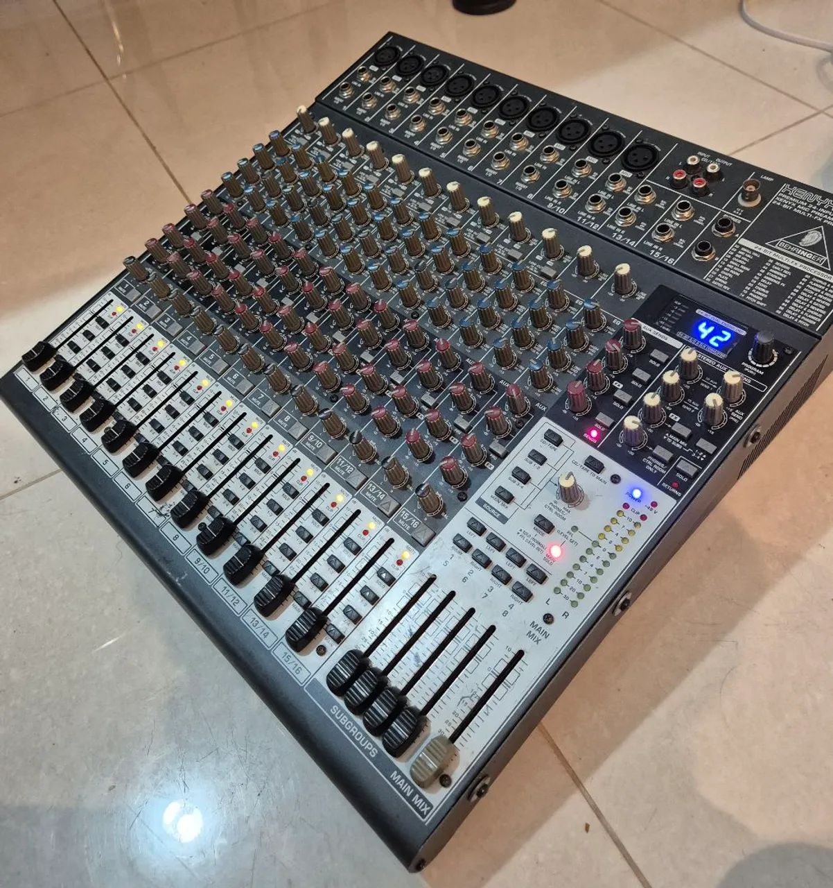 Mesa de Som Behringher Xenyx FX 2442 FX