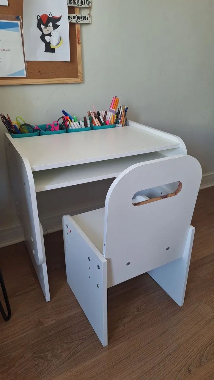 Height-adjustable children's table477336244511713284