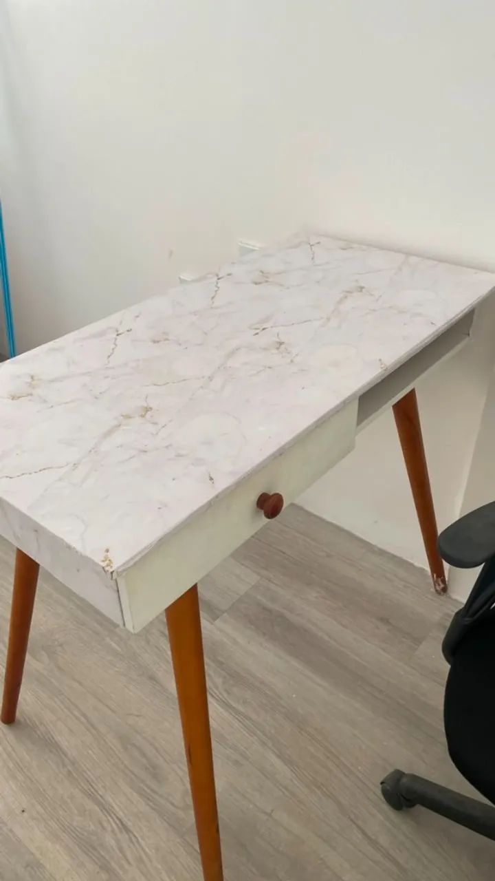 Mesa escrivaninha com gaveta e tampo marmorizado - Foto 2