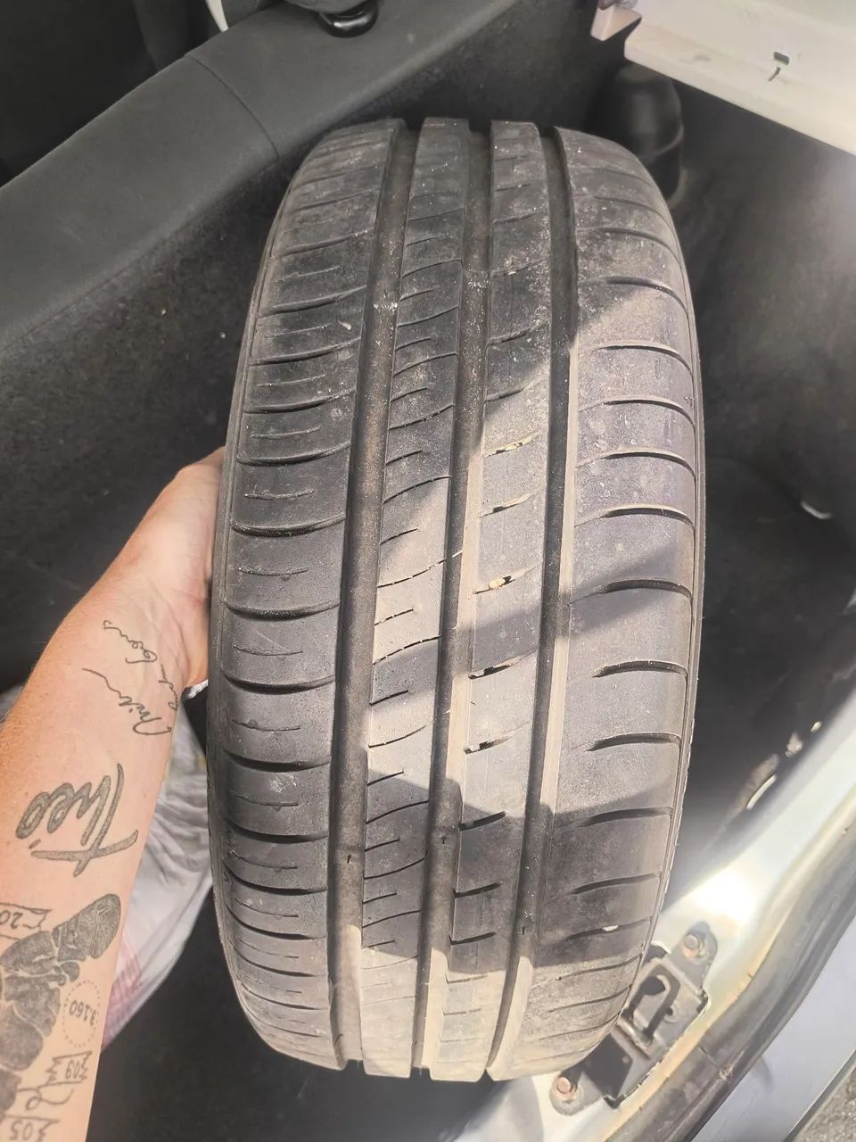 Pneu 195/50 R16 Kumho Ecowing - 90% Borracha (Semi-novo)