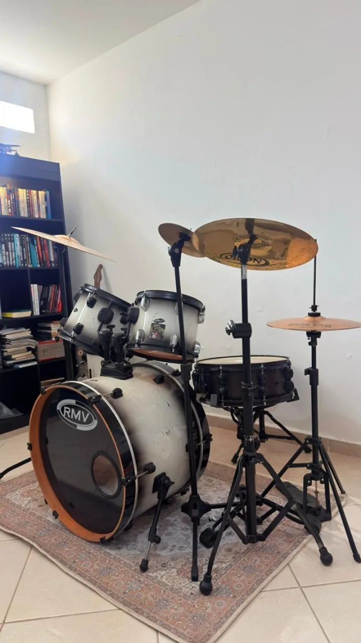 Bateria acústica usada RMV com pratos Orion. - Foto 2
