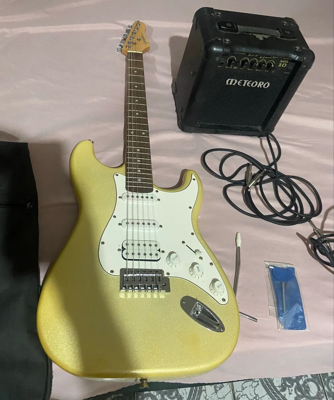 Guitarra Giannini com caixa de som inclusa. - Foto 5