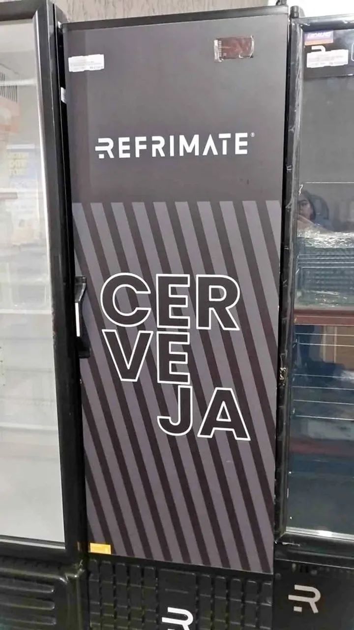VISA COOLER CERVEJA 400L REFRIMATE PRETO E BRANCO