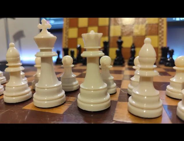 Xadrez com tabuleiro madeira maciça e tabuleiro dobrável Vintage - Foto 4