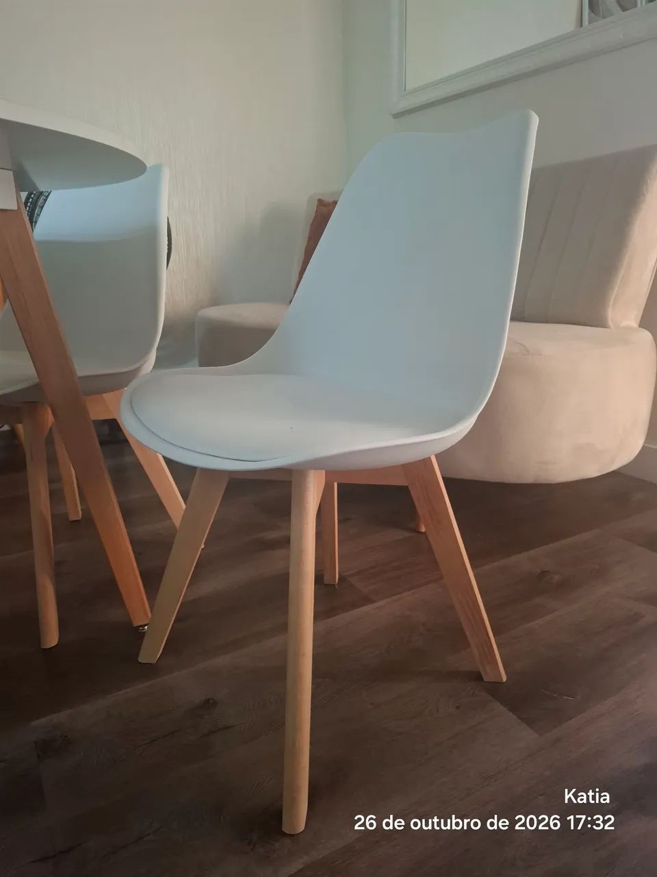 Mesa com quatro cadeira branca  - Foto 2