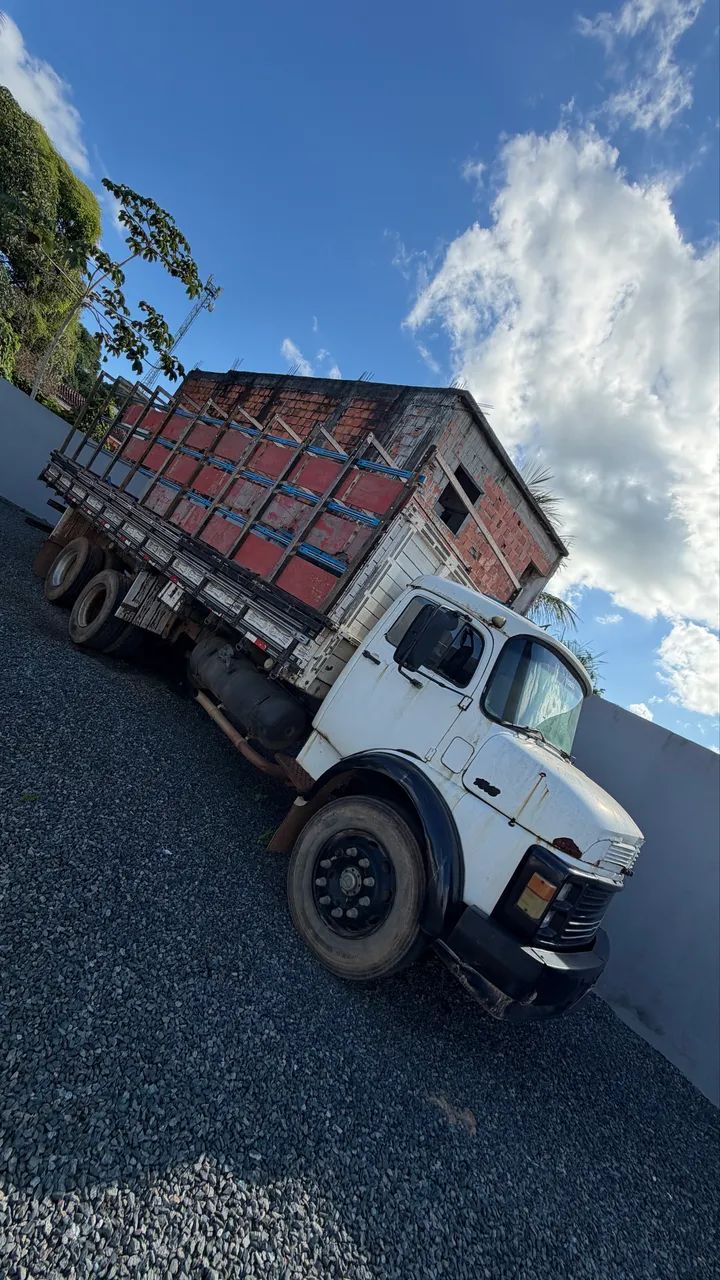 Caminhão Mercedes cara preta 